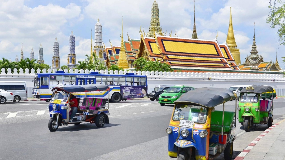 Już od 01 listopada plan ponownego otwarcia Tajlandii zostanie rozszerzony na 10 kolejnych destynacji turystycznych, takich jak wszystkie obszary Bangkoku, Krabi i Phang-Nga oraz wyznaczone obszary w Buri Ram, Chiang Mai, Chon Buri (Pattaya), Loei, Phetchaburi (Cha-Am), Prachuap Khiri Khan (Hua Hin) i Ranong. Wspaniałe piaszczyste plaże, przepiękne rafy koralowe, bujna roślinności, najlepsze miejsca do nurkowania oraz najlepsze uliczne jedzenie na świecie – wszystkie te atrakcje czekają na turystów w bajkowej Tajlandii.