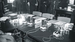 bruksela: puste krzesła de gaulle’a