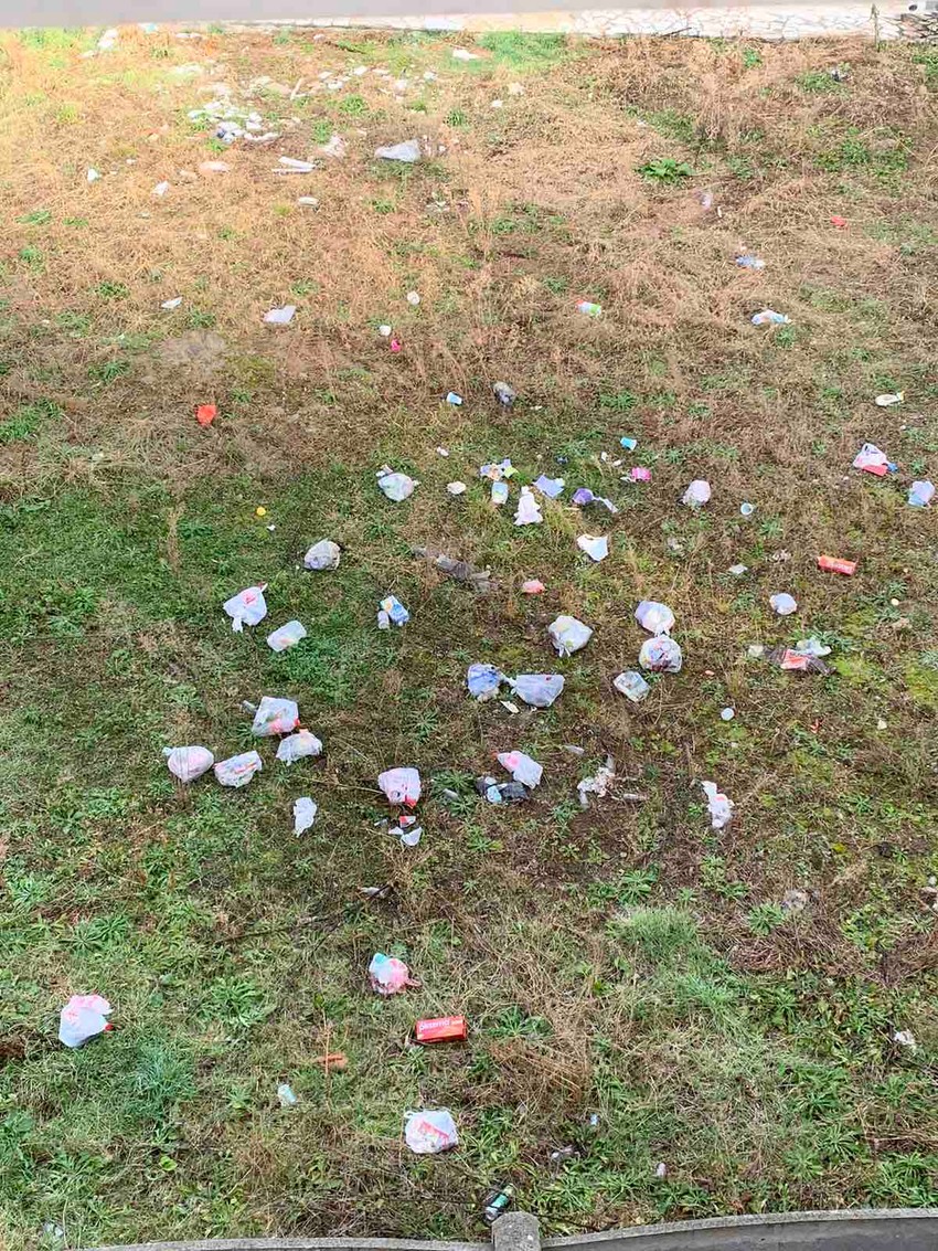 smeće svuda po dvorištu