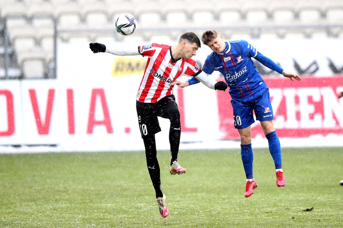 Piłkarz Cracovii Pelle van Amersfoort (L) i Maksymilian Sitek (P) z Podbeskidzia