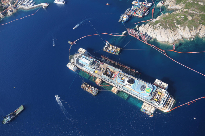 Work on lifting and towing the Costa Concordia wreck
