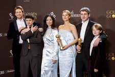 Wielka gala Złotych Globów. Tak wyglądały gwiazdy. Kreacje zachwycające i dziwne [FOTO]