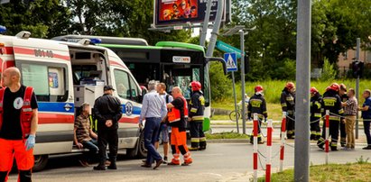 Autobus miejski rozbił się o słupy. Wielu rannych