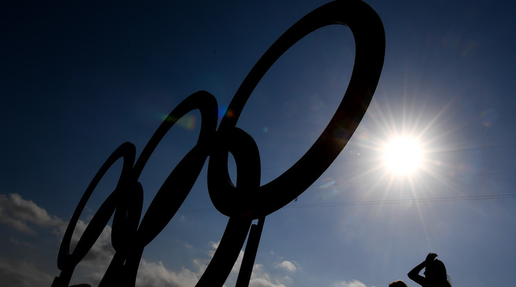 Erős napsütés várja a sportolókat a megnyitó ünnepségen /Fotó: AFP
