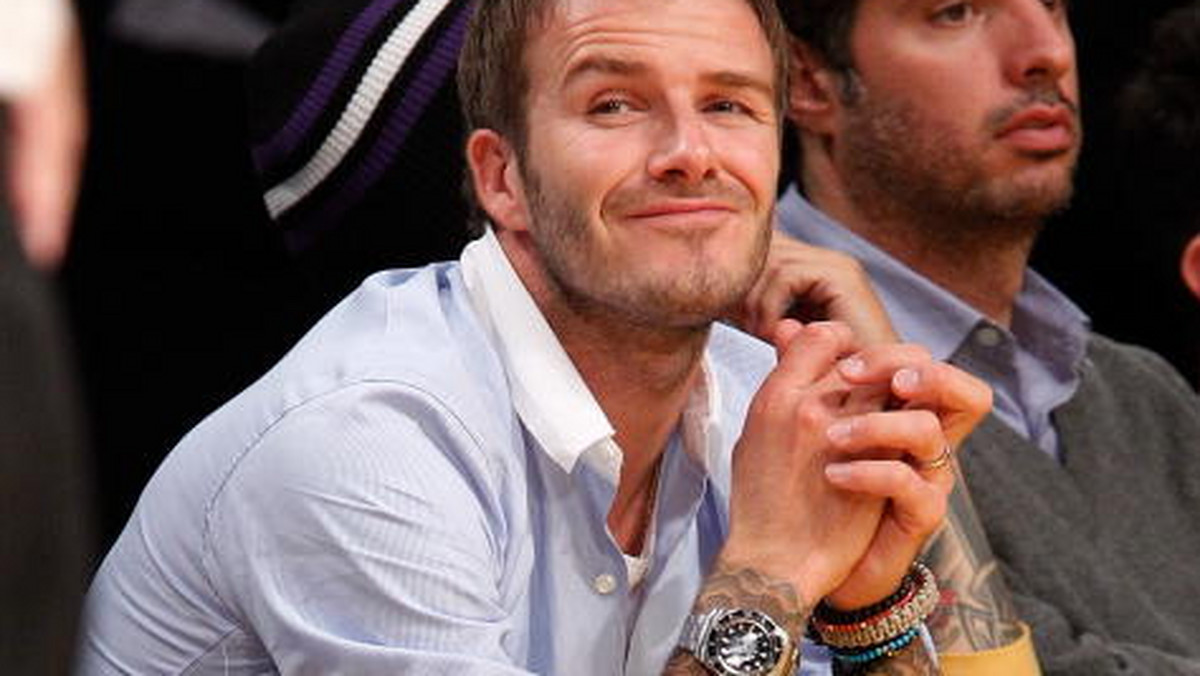 David Beckham, gwiazda piłki nożnej, dziś bardziej znany jest z zamiłowania do mody, lukratywnych kontaktów reklamowych i najbardziej medialnego małżeństwa z byłą wokalistką Spice Girls.