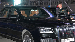 Ebben sem felrobbanni, sem megfulladni nem lehet: íme, Putyin 6,5 tonnás luxus limuzinja – fotók