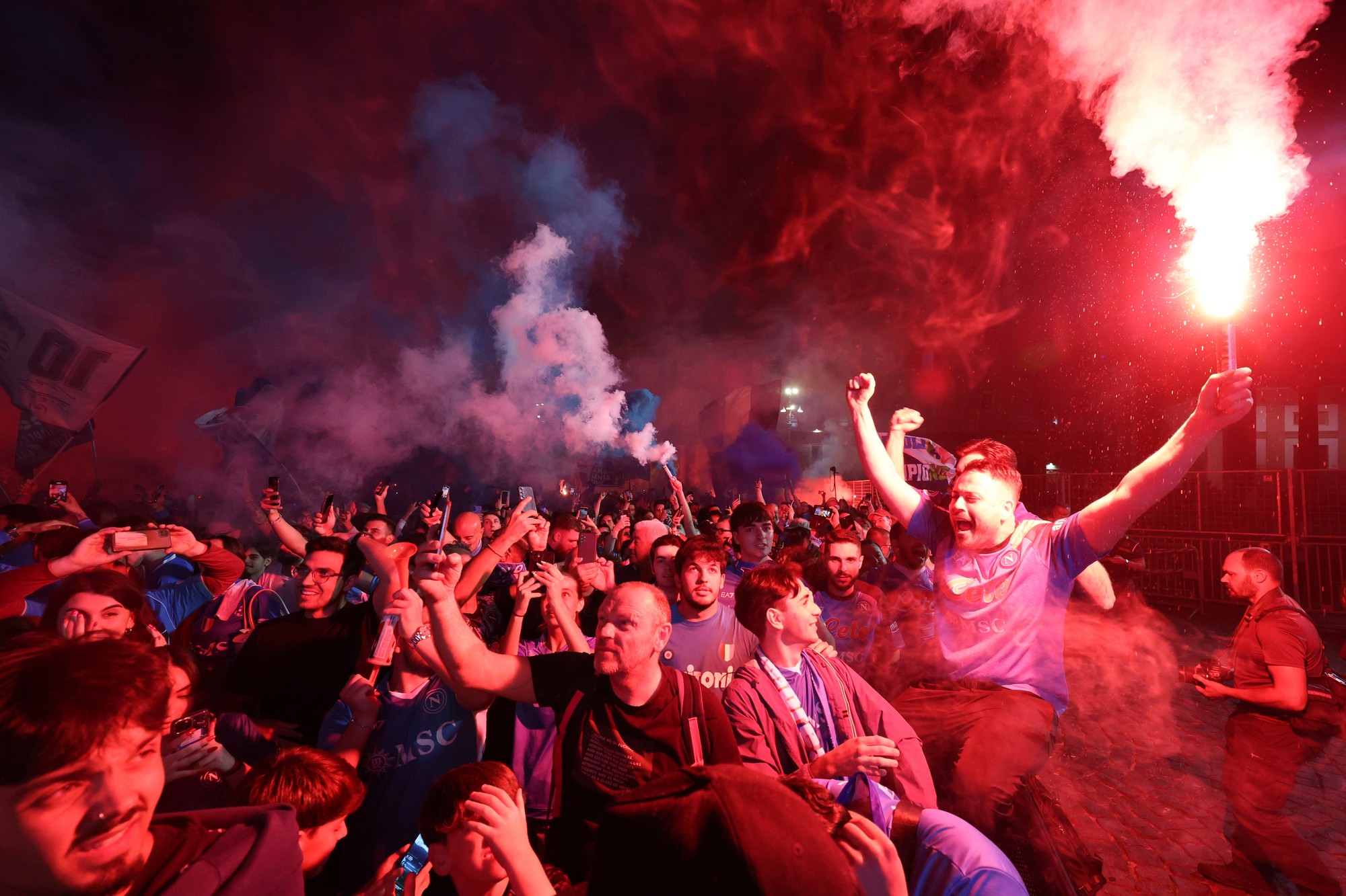 Fanúšikovia Neapola oslavujú titul v Serie A. 