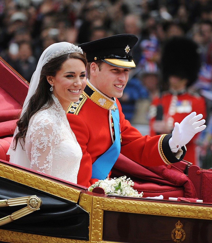 Katalin hercegné első tiarás pillanata az esküvője napján volt, amikor is II. Erzsébet királynő Cartier Halo darabjában tündökölt.  