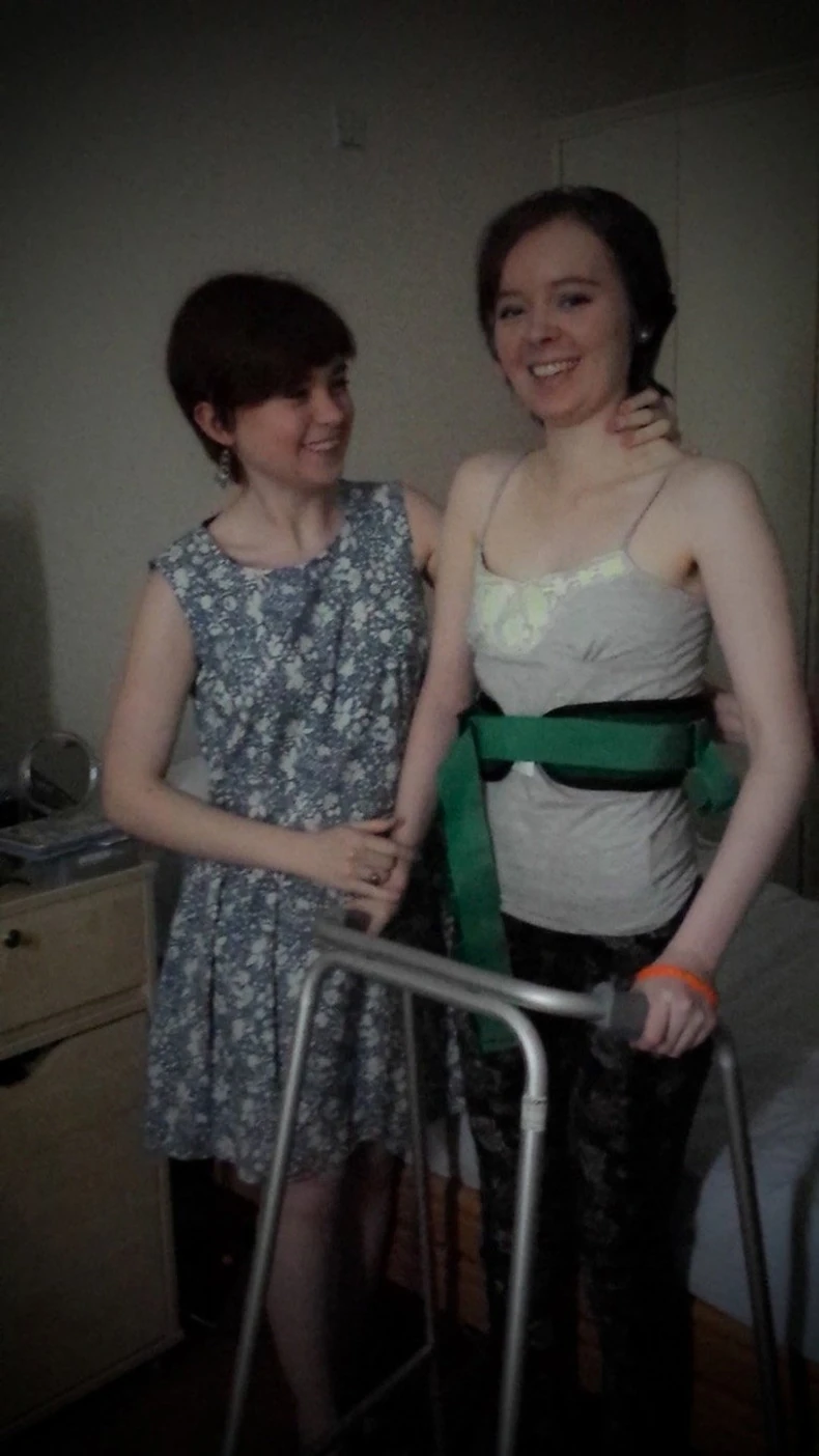 Džesika Tejlor u bolnici pravi prve korake uz pomoć sestre Rubi