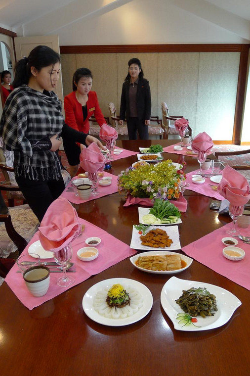 Przewodniczki i kelnerki przygotowują kolację w portowym mieście Wonsan, znanym z dobrych dań rybnych (fot. Koryo Tours)