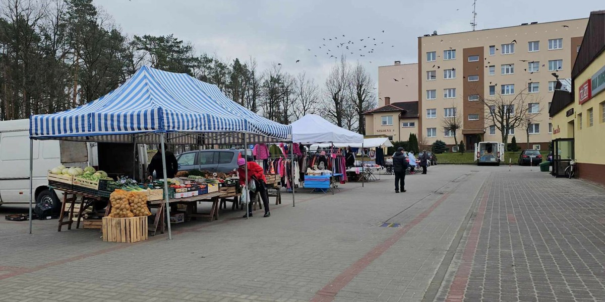 Targowisko w Nowej Dębie.