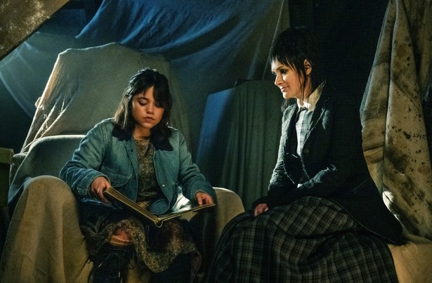 Jenna Ortega i Winona Ryder w filmie "Beetlejuice Beetlejuice"