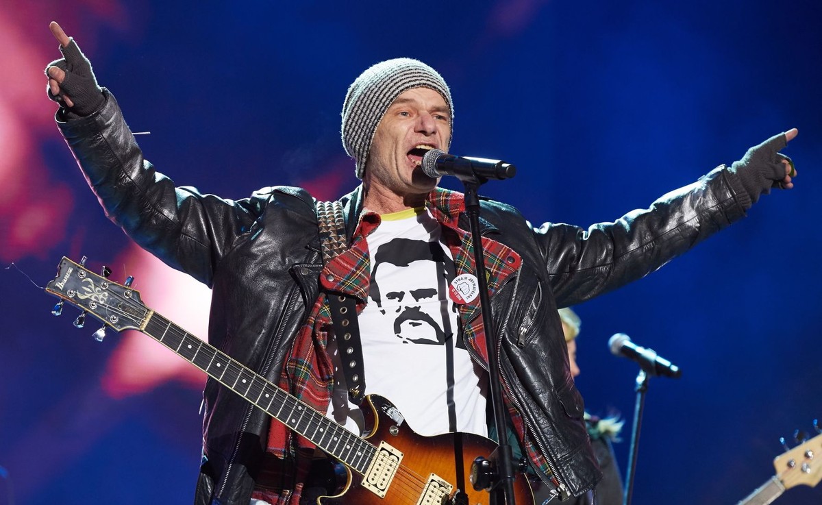 Lider i współzałożyciel zespołu punkrockowego Kryzys - Robert Brylewski w koszulce z Lechem Wałęsą