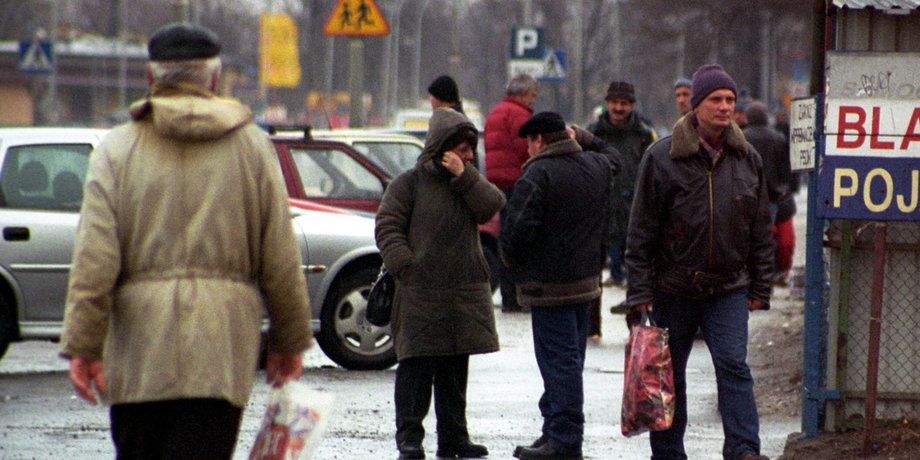 Ukraińcy na targowisku w Rzeszowie, czekający na pracę