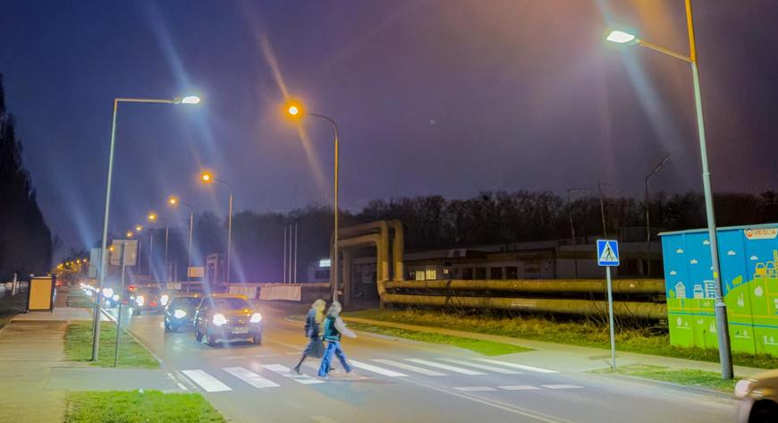 Zarząd Dróg Miejskich w Poznaniu doświetla każdego roku co najmniej kilkanaście zebr. Montowane na niższych słupach oprawy kierują strumień światła pod odpowiednim kątem bezpośrednio na przejście dla pieszych.