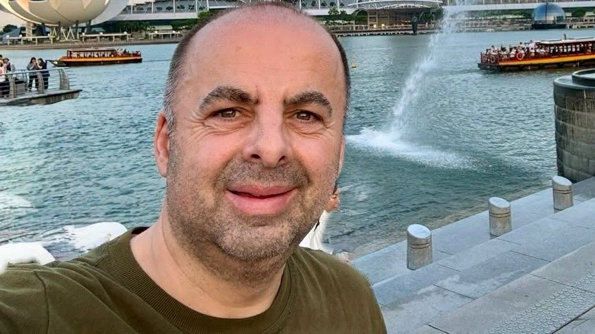 Moderátor a zabávač Richard Vrablec v Singapure.