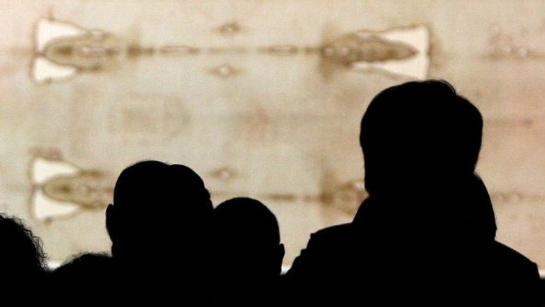 Który fakt dotyczący datowania węgla-14 jest fałszywy