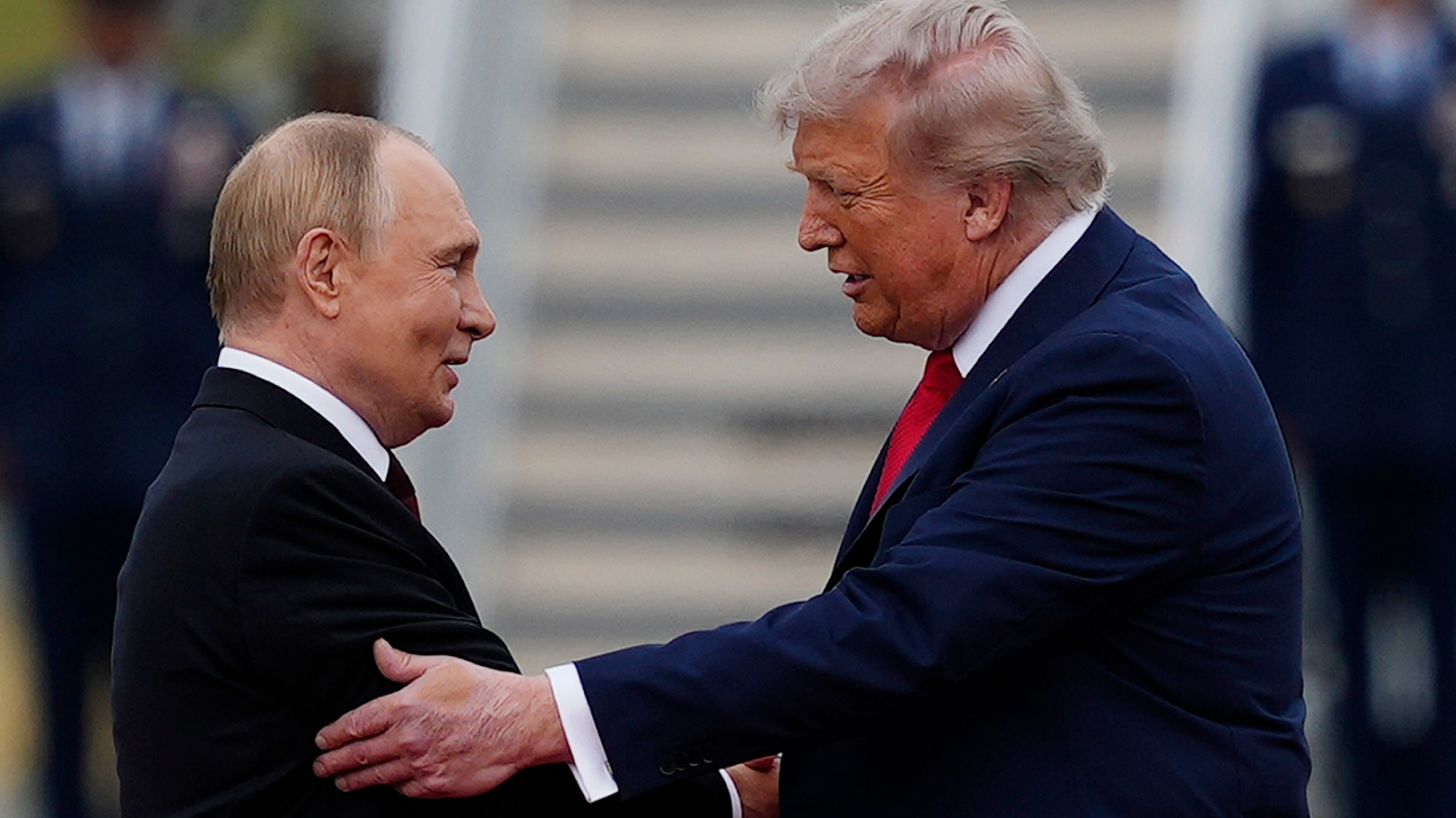 Prezident Donald Trump víta ruského prezidenta Vladimira Putina v piatok 15. augusta 2025 na spoločnej základni Elmendorf-Richardson na Aljaške.