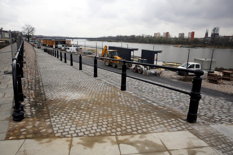 Zgodnie z kontraktem pierwszy fragment ma być gotowy do końca kwietnia, a drugi - do końca czerwca. Po zakończeniu prac konieczne będzie jeszcze przeprowadzenie procedury odbiorów, która prawdopodobnie będzie trwać kilka tygodni i uzyskania pozwolenia na użytkowanie - zaznaczył Olszewski. 
<br><br> (mr) PAP/Tomasz Gzell