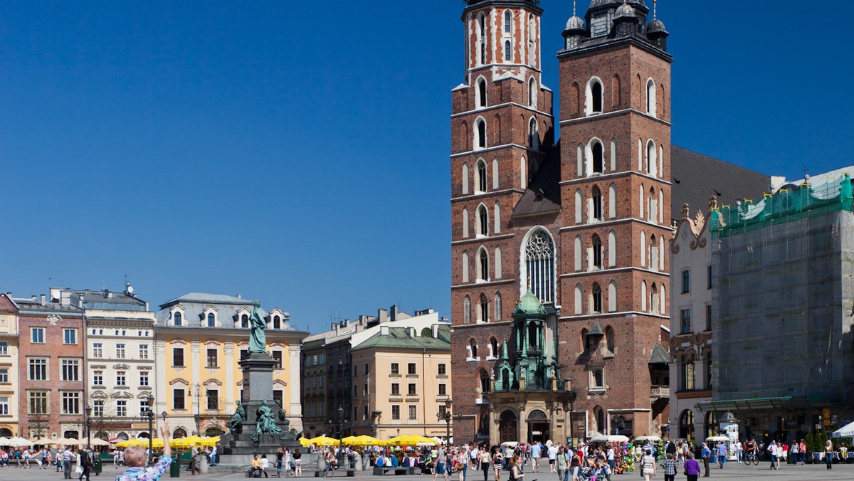 Dziś rano w kanale podziemnym w pobliżu Bazyliki Mariackiej utknął mężczyzna. Mieszkaniec Śląska, założył się z kolegami, że przejdzie przez podziemny tunel. Niestety nie mógł się wydostać sam z kanału, konieczna okazała się interwencja straży pożarnej.