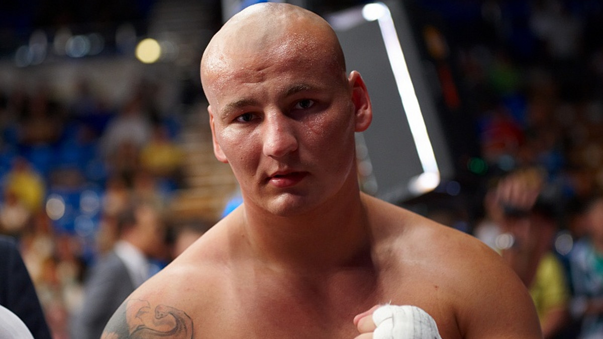 Artur Szpilka, polski bokser z Wieliczki, na swoim Facebooku pochwalił się tym, że już niedługo jego lewe udo będzie zdobył nowy tatuaż. Bokser na swoim profilu zamieścił zdjęcie z salonu tatuażu.