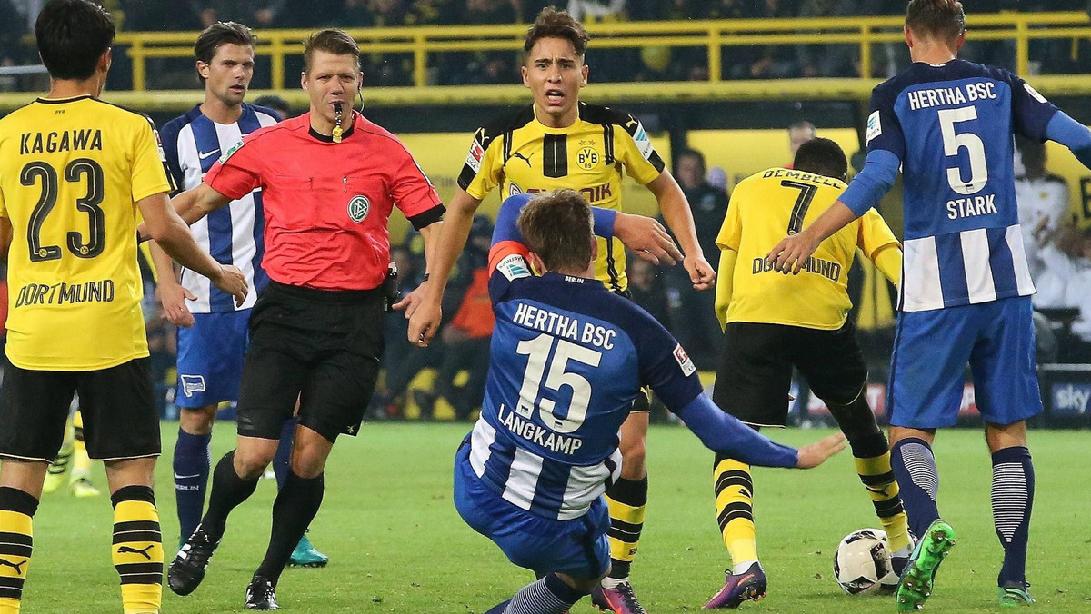 W zakończonym remisem 1:1 piątkowym spotkaniu Bundesligi pomiędzy Borussią Dortmund i Herthą Berlin nie zabrakło kontrowersji. Jedną z nich była czerwona kartka dla piłkarza gospodarzy Emre Mora, którego sędzia ukarał za popchnięcie Sebastiana Langkampa. Po zakończeniu spotkania to jednak piłkarz gości przeprosił za swoje zachowanie.