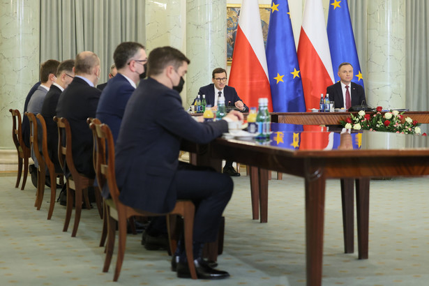 Mateusz Morawiecki i Andrzej Duda podczas spotkania z członkami Rady Funduszu Medycznego i ekspertami