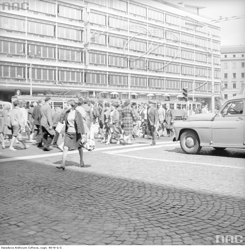 Tłumy na przejściu dla pieszych na skrzyżowaniu Al. Jerozolimskich i ul. Kruczej. Widoczny samochód Warszawa i tramwaj linii 25. W tle Centralny Dom Towarowy, 1967. Fot. NAC