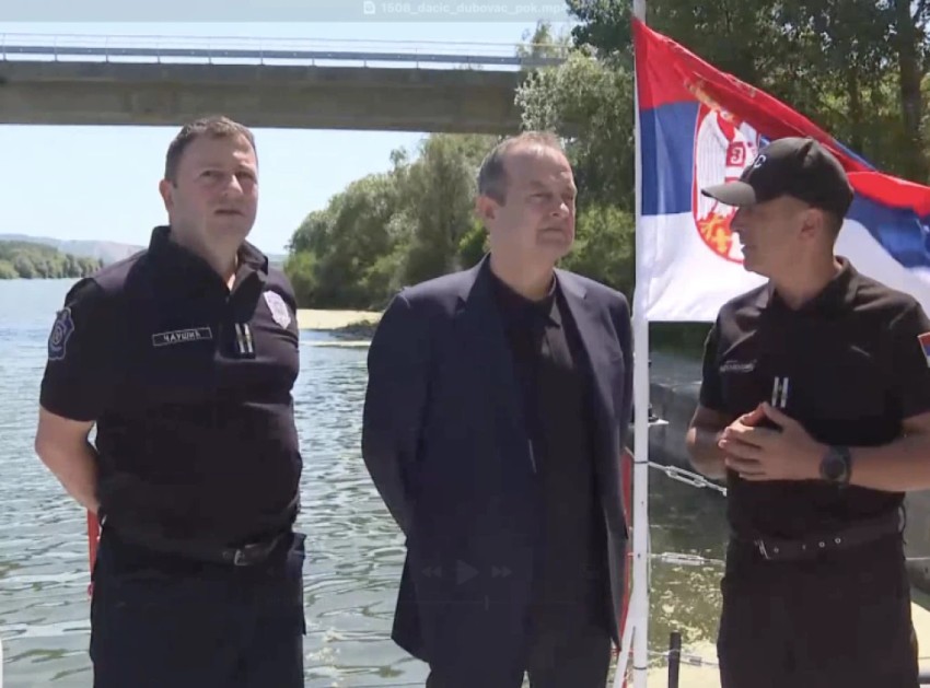 Luka Čaušić, načelnik Sektora za vanredne situacije MUP, ministar Ivica Dačić i Aleksandar Radosavljević Sektora za vanredne situacije (s leva na desno) 