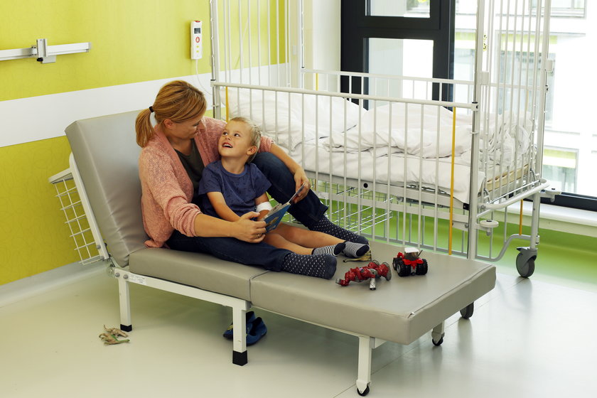 Stała obecność rodziców w szpitalu zwiększa poczucie bezpieczeństwa u hospitalizowanych dzieci.