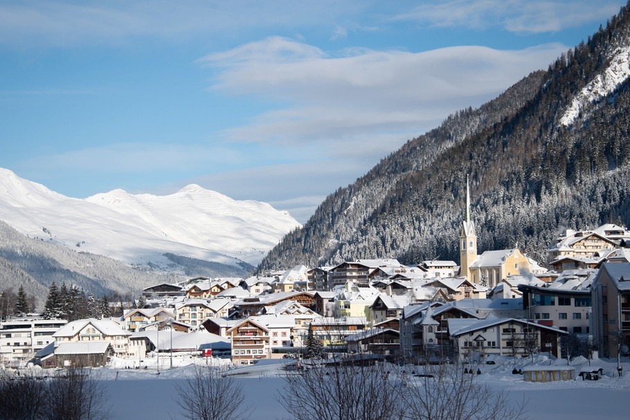 Ischgl to bajeczny kurort, położony na wysokości 1377 m n.p.m. Jest rajem dla miłośników białego szaleństwa (posiada 238 km tras zjazdowych), a także imprez i nocnego życia. Ten austriacki ośrodek sportów zimowych połączony jest z transgranicznym ośrodkiem narciarskim Samnaun w Szwajcarii. Razem tworzą jeden z największych ośrodków narciarskich w Alpach