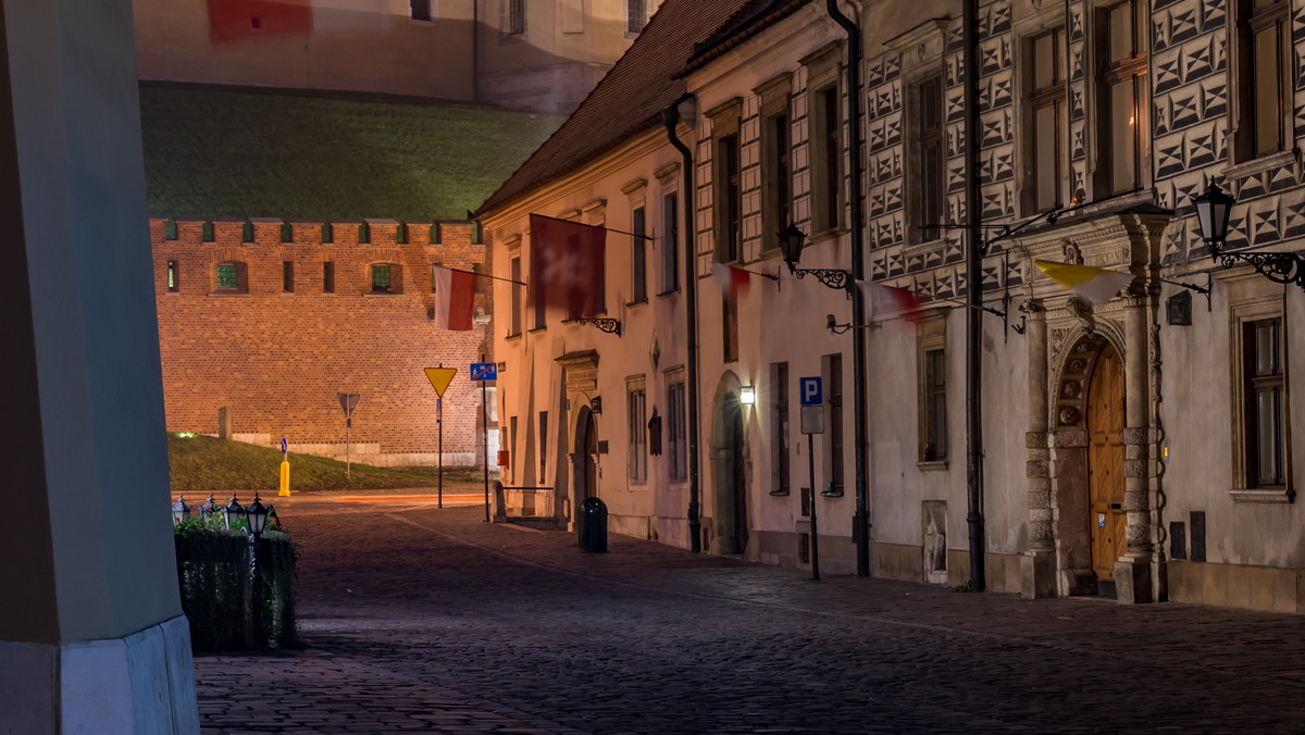 Przy ulicy Kanoniczej 25 w Krakowie odkryto średniowieczny mur obronny z zachowanym narożnikiem – śladem otworu. Badacze twierdzą, że znaleziono tzw. Bramę Poboczną, która pamięta czasy Kazimierza Wielkiego.