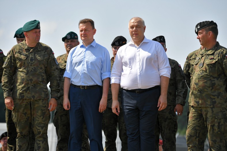 Mariusz Błaszczak (2L) oraz Jacek Sasin (2P) podczas wizyty w bazie wojskowej w Białej Podlaskiej (09.07.2021)