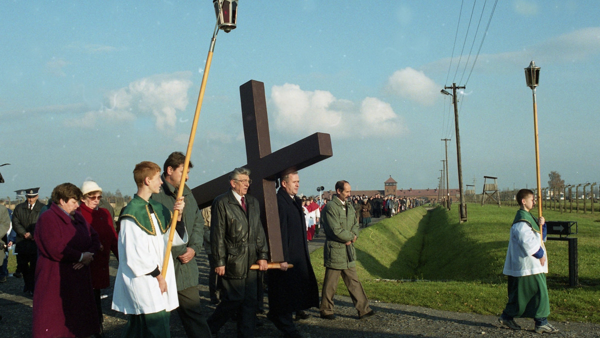 Droga Krzyżowa w intencji trzeźwości narodu, która miała zostać odprawiona w sobotę na terenie byłego niemieckiego obozu Auschwitz II-Birkenau, nie odbyła się tam z uwagi na zagrożenie koronawirusem. Nabożeństwa można było wysłuchać w diecezjalnej rozgłośni.