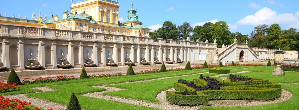 <strong>Muzeum Pałacu Króla Jana III w Wilanowie</strong>
<br></br>
Barokowy pałac królewski wzniesiony ponad 300 lat temu dla króla Jana III Sobieskiego i Marii Kazimiery. Pomimo upływu czasu i wojen zachował swoją niezmienioną formę i walory artystyczne. Wspaniałe wnętrza z epoki kryją w sobie bogatą kolekcję dzieł sztuki europejskiej i dalekowschodniej. W soboty i niedziele pałac jest otwarty dla zwiedzających od 9:30 do 18:00 (ostatnie wejście o godzinie 17:00). Bilety można kupić także online (wilanow-palac.pl).
<br></br>