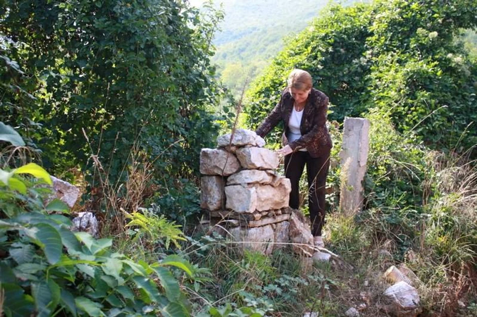 Profesorka Bojana Tomović na ruševini porodične kuće
