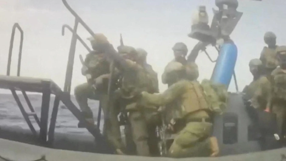 Snimak uživo sa flotile pokazao je izraelske vojnikee kako se ukrcavaju na brod. | Foto: Global Sumud Flotilla/Handout via Reuters