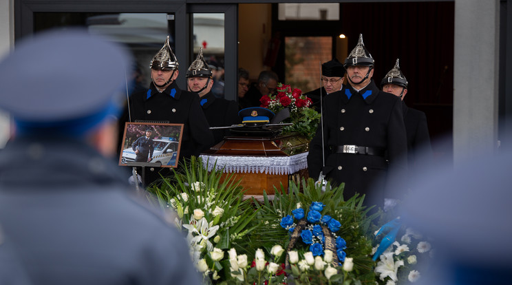 Katonai tiszteletadás mellett helyezték örök nyugalomra a hősi halottá nyilvánított Baumann Péter posztumusz rendőr főhadnagyot / Fotó: police.hu