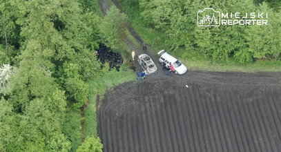 Horror w Żukowie. Spalony samochód na skraju lasu, w środku ludzkie zwłoki