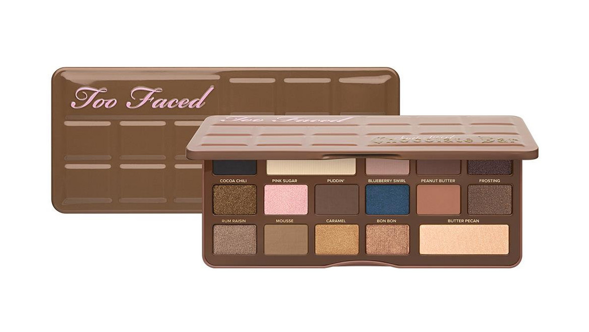 Ta zainspirowana przez zestaw Chocolate Bar Eye Shadow Too Faced paleta Semi-Sweet Chocolate Bar jest głębszą, cieplejszą wersją oryginalnej lubianej palety.