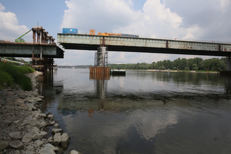 Operacja opuszczania przęsła mostu Łazienkowskiego <br><br>fot.  (tg/cat) PAP/Tomasz Gzell