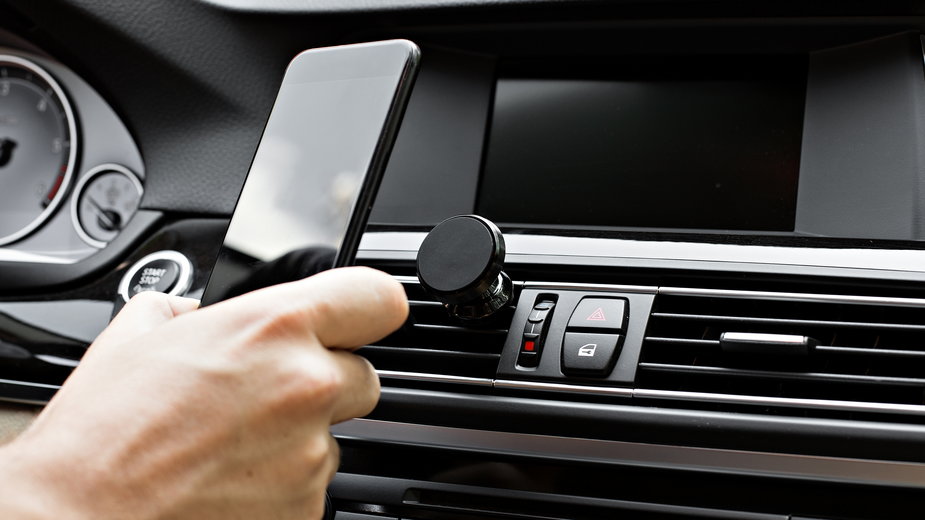 Uchwyty samochodowe do smartfona, które są ładne, tanie i bezpieczne