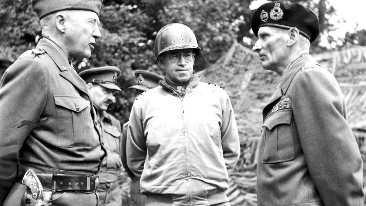 George S. Patton (z lewej) i Bernard Law Montgomery (z prawej), Francja, lipiec 1944 r. 