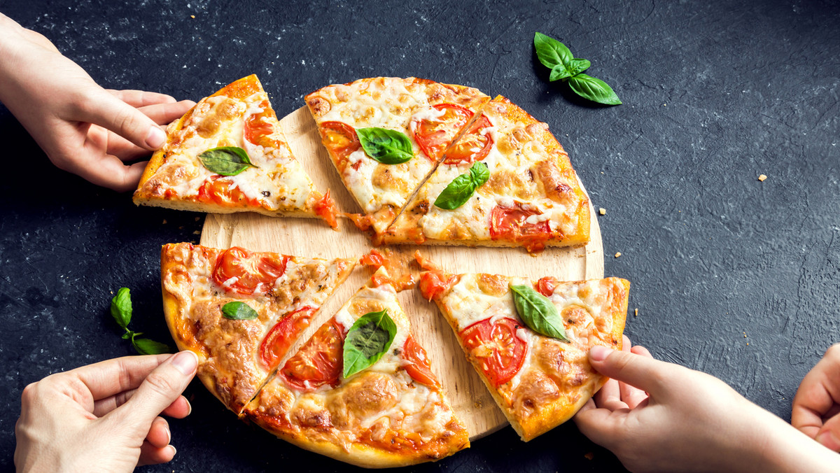 Kuchnię włoską uwielbiamy wszyscy, a szczególne miejsce w naszych sercach zajmuje właśnie pizza. Mamy świetny przepis na ciasto i kilka propozycji na dobór składników. Spróbujcie!