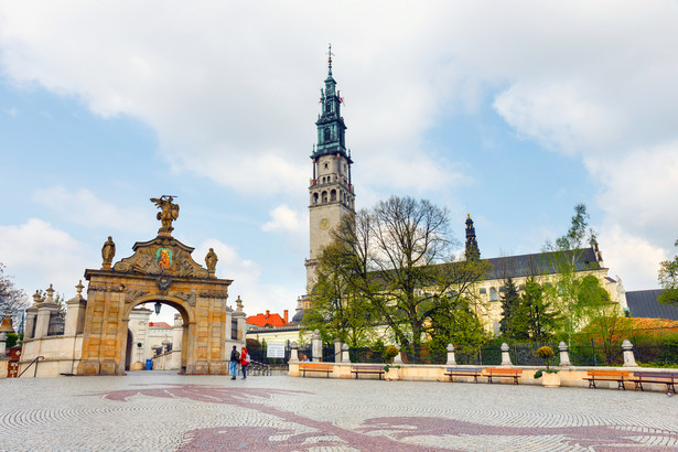 Ok. 8,5 tys. pielgrzymów idzie na Jasną Górę modlić się za abp. Jędraszewskiego