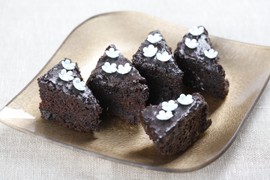 ČUDO OD ČOKOLADE: Nema sočnijeg i ukusnijeg kolača, gotov je za 25 minuta, a svaki zalogaj se topi u ustima