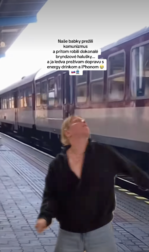 Americká dvojníčka Fica Gwen McMullen si uťahuje zo slovenských vlakov.