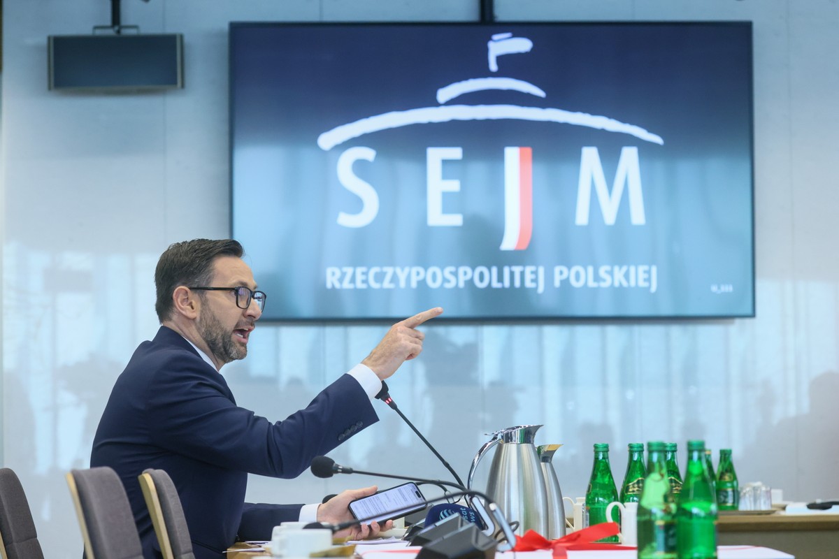 Wezwany w charakterze świadka, były prezes Orlenu, europoseł PiS Daniel Obajtek zeznaje przed sejmową komisją śledczą ds. afery wizowej