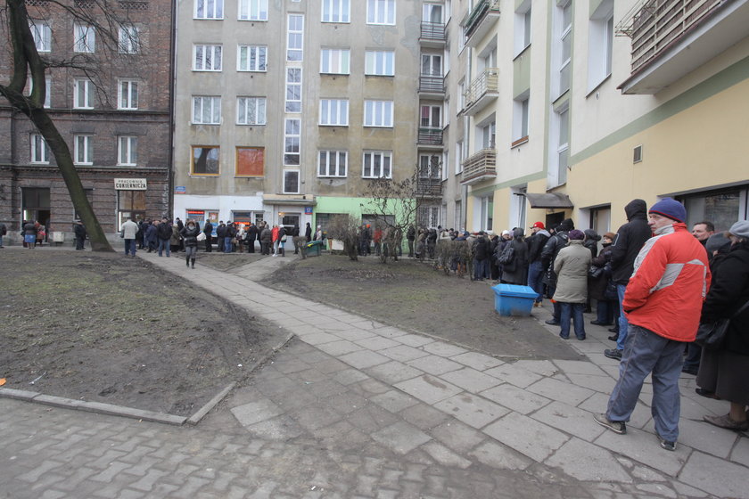 Gigantyczna kolejka po najlepsze w stolicy pączki