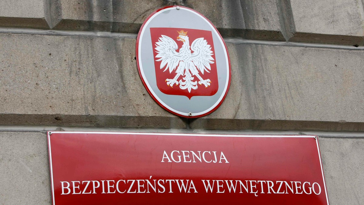 Funkcjonariusze Agencji Bezpieczeństwa Wewnętrznego zatrzymali dwie osoby podejrzane o pranie brudnych pieniędzy i wyłudzenia podatkowe na kwotę przekraczającą 300 mln zł - poinformował we wtorek PAP rzecznik prasowy ABW Maciej Karczyński.